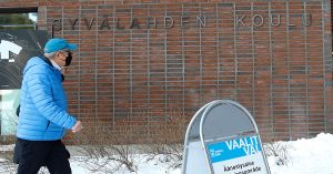 Syvälahden koulun pihalla vaalipaikan teline