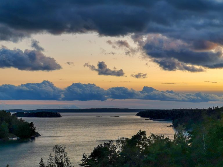 saaristomaisema kalliolta kuvattuna