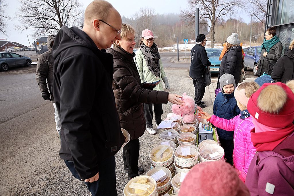 keksejä lapsilta lapsille myivät syvälahden eskarilaiset