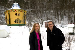 Jan-Erik Andersson ja Marjo Malin seisovat paikalle, johon he alkavat rakentaa taloaan.