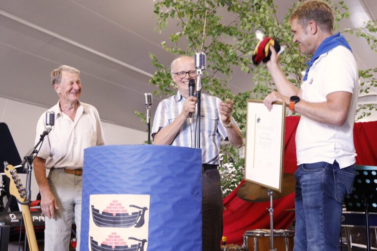 Kunniakirjan luovutus