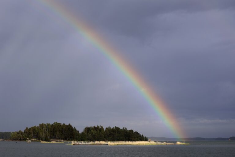 Saaristomeri ja sateenkaari saaren yläpuolella