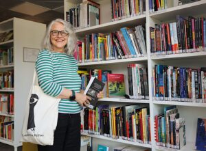 Eija Saarinen Hirvensalon kirjastossa.