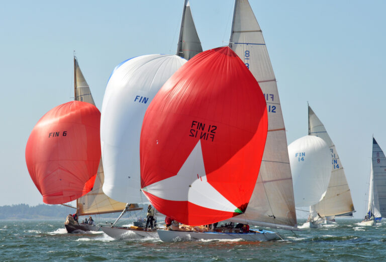 purjeveneitä merellä