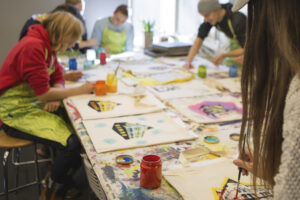 kankaanpainantaa pöydän ääressä