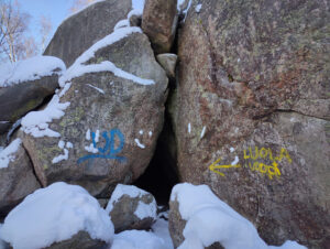 kallio jossa näkyy luolan suuaukko