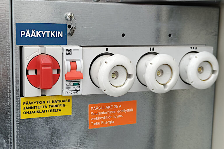 sähkötaulun pääkatkaisija ja pääsulakkeet