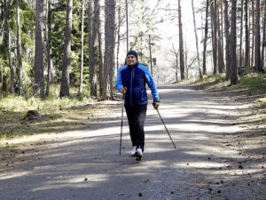 mies sauvakävelyllä metsässä