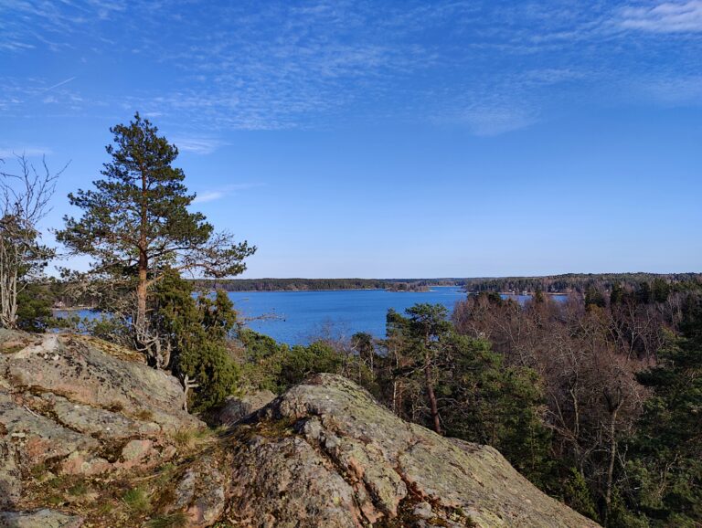saaristomaisema korkealta kalliolta kuvattuna