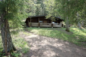 hirsimökki metsän reunassa