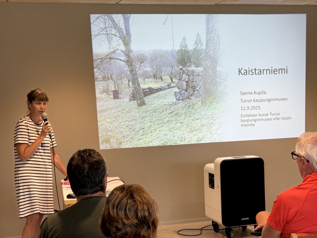 Sanna Kupila kertoo Kaistarniemen historiasta Hirvensalon seurakuntakeskuksessa