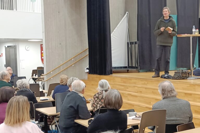 mies lavalla ja etualalla kuunteliljoita