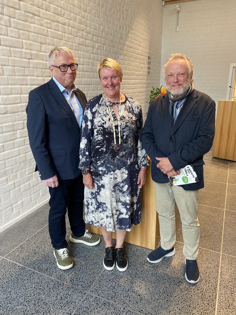 Kari Koivuluhta vas. Satu Leppanen ja Jari Hauninen