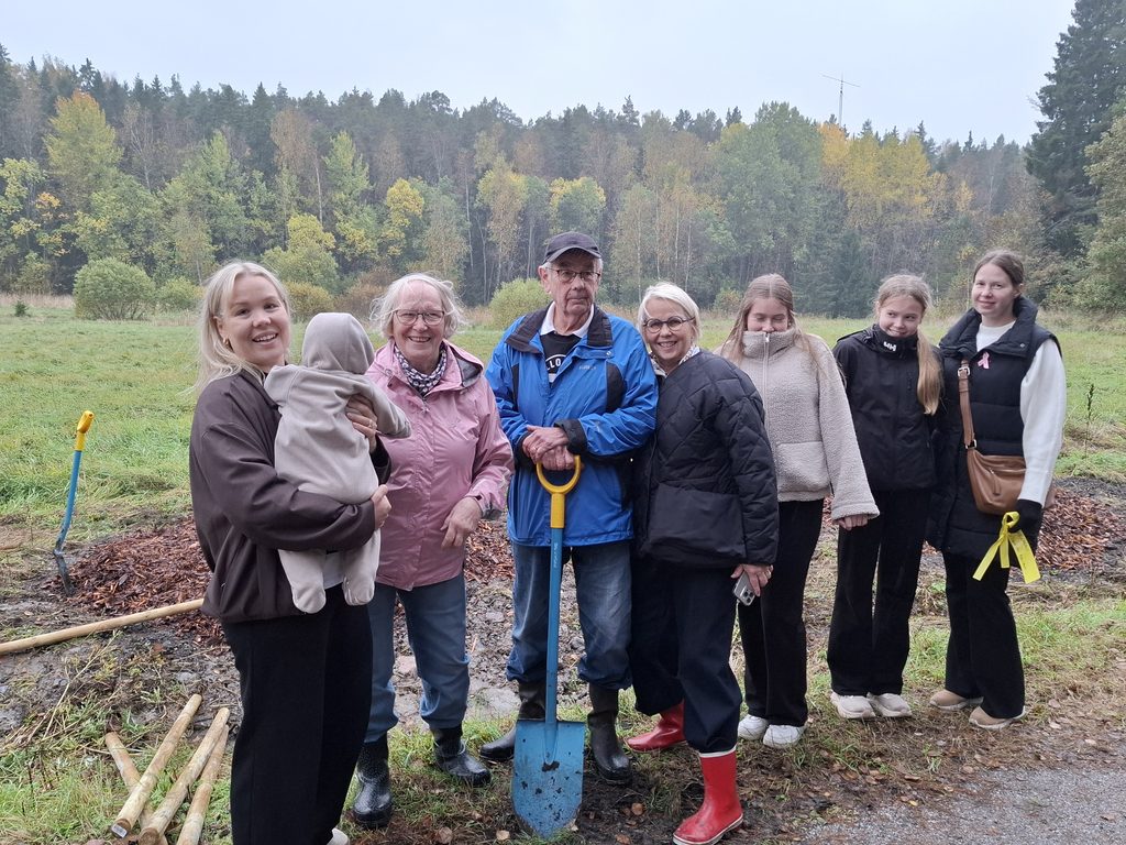Arboretum 2026 Arja ja Seppo Tuomi seka tytar Hanna Gustafson tyttarineen ja lapsenlapsineen